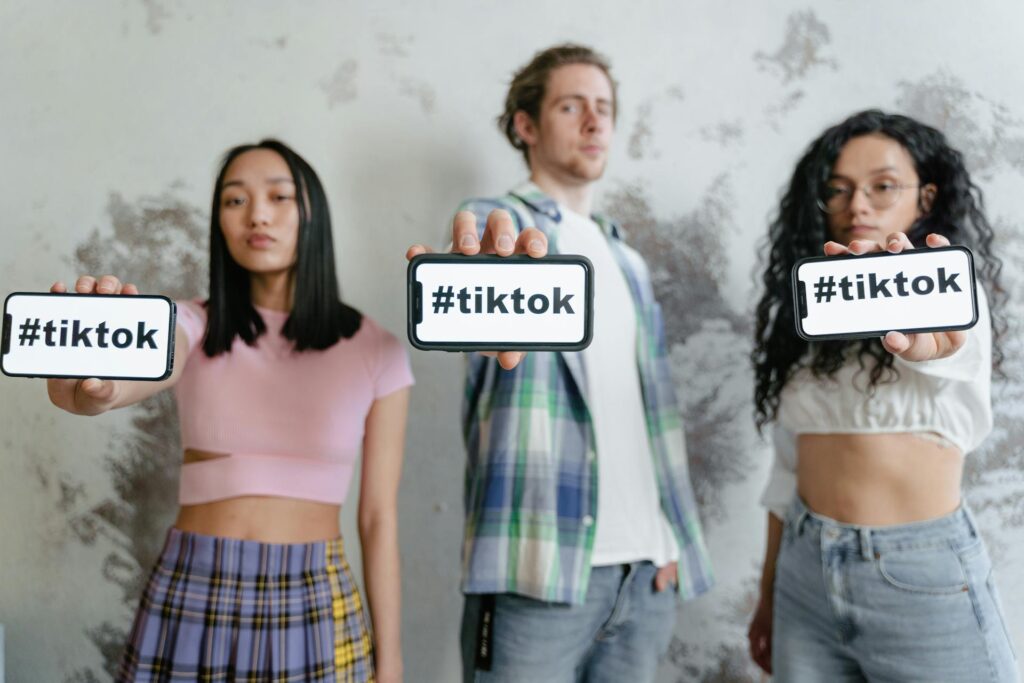 Host melakukan live shopping TikTok Shop dengan produk di layar