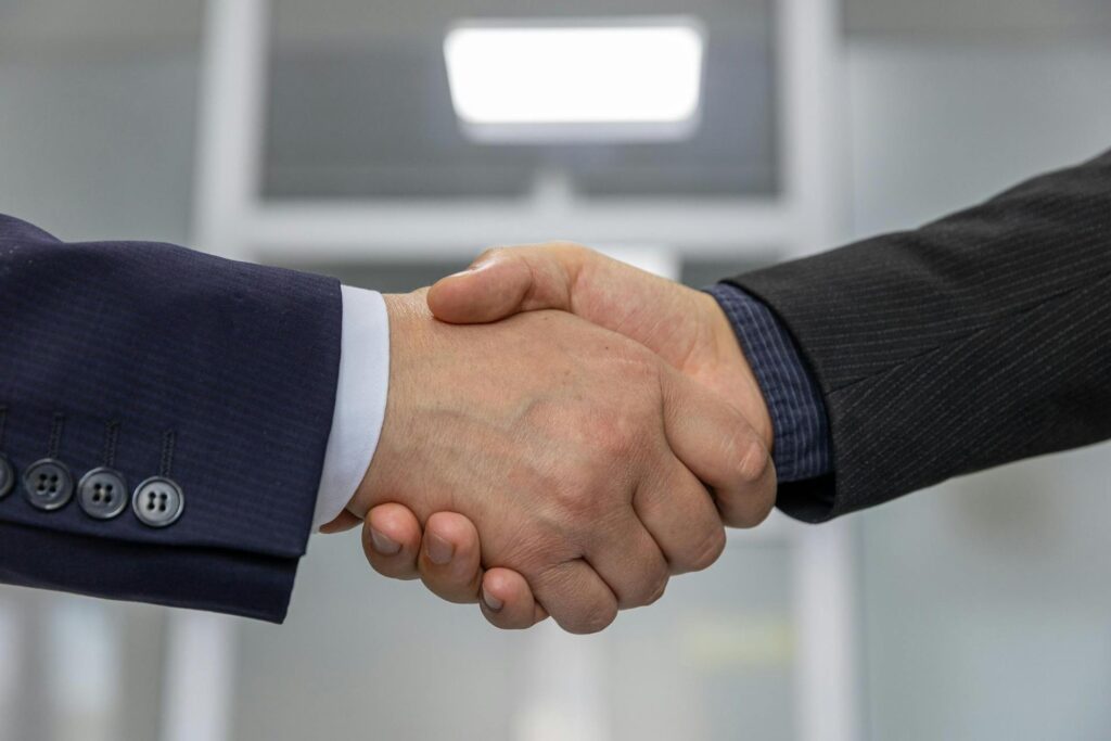 Dua pihak sedang negosiasi deal B2B di meja meeting