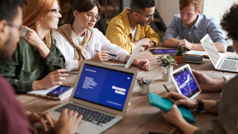 Onboarding Karyawan Baru: Cara Bangun Sistem yang Bikin Tim Produktif di 30 Hari Pertama