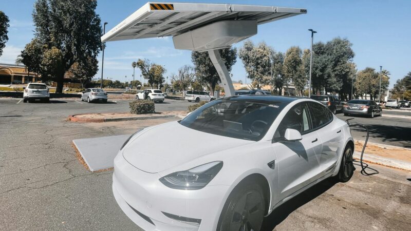 Industri Kendaraan Listrik Indonesia 2026: Peluang Bisnis di Sektor EV yang Sedang Booming